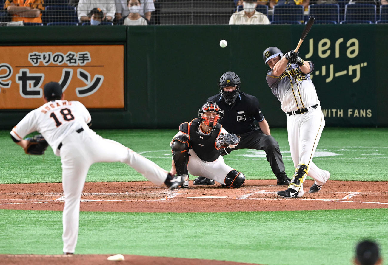 巨人対阪神　4回表阪神1死、中越え二塁打を放つサンズ。投手菅野（撮影・鈴木みどり）