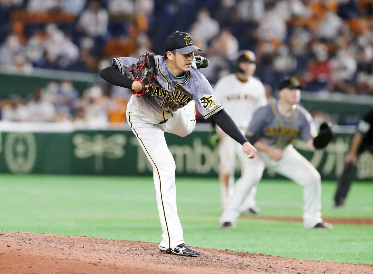 巨人対阪神　6回裏、阪神2番手で登板する岩貞（撮影・加藤哉）