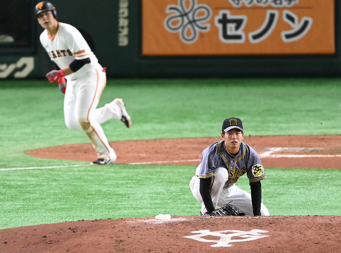 巨人対阪神　6回裏巨人無死一、三塁、岡本に中前適時打を浴びる高橋（撮影・鈴木みどり）