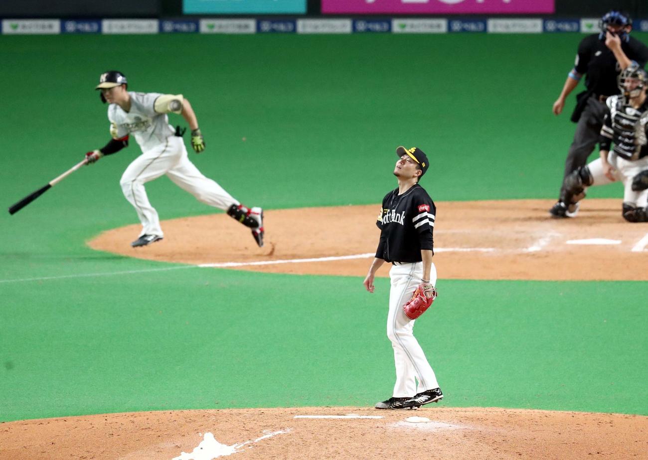 日本ハム対ソフトバンク　8回裏日本ハム2死満塁、西川に右前適時打を浴びる千賀（撮影・黒川智章）