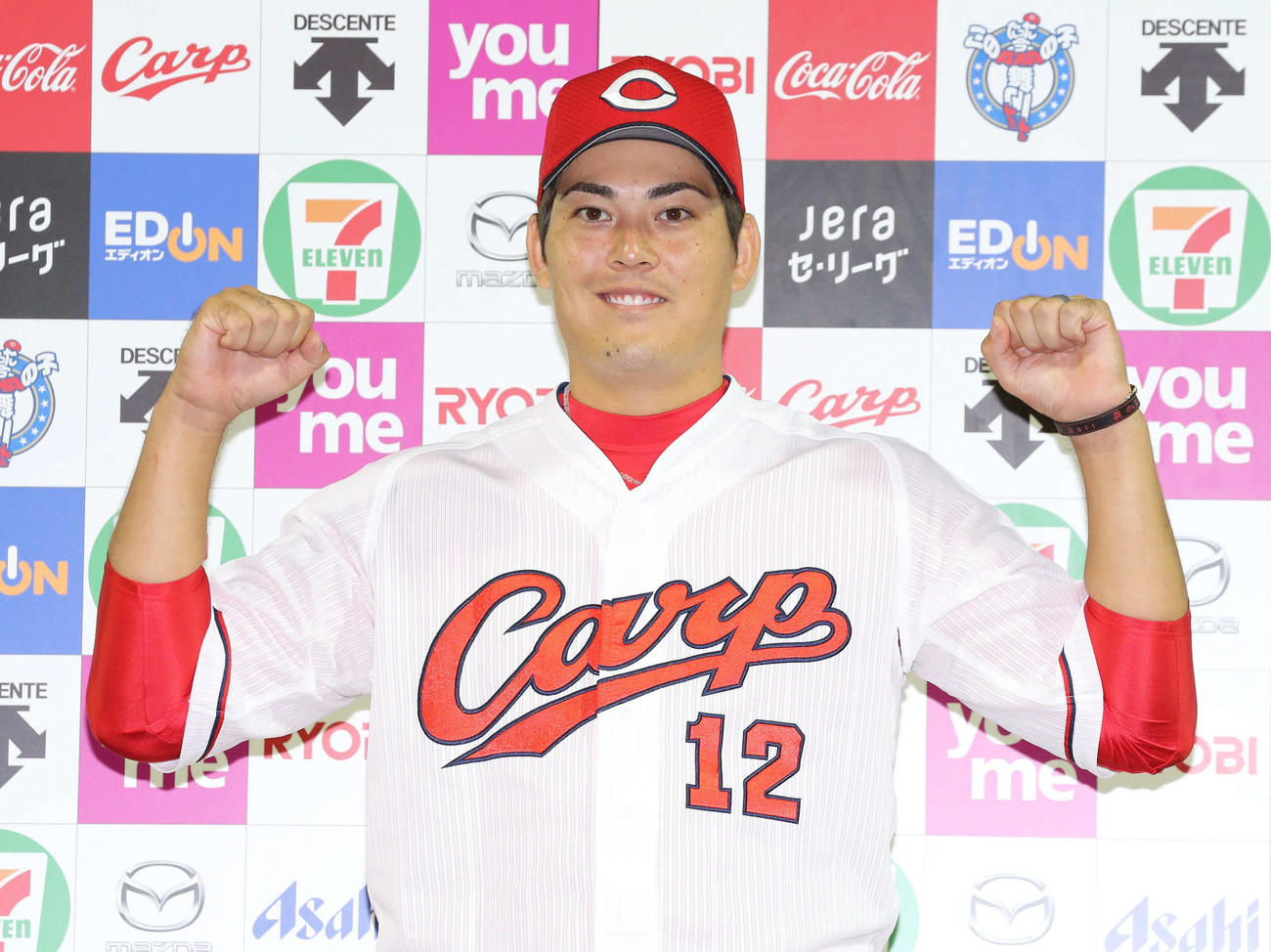 広島対中日　ヒーローインタビューでポーズを決める九里