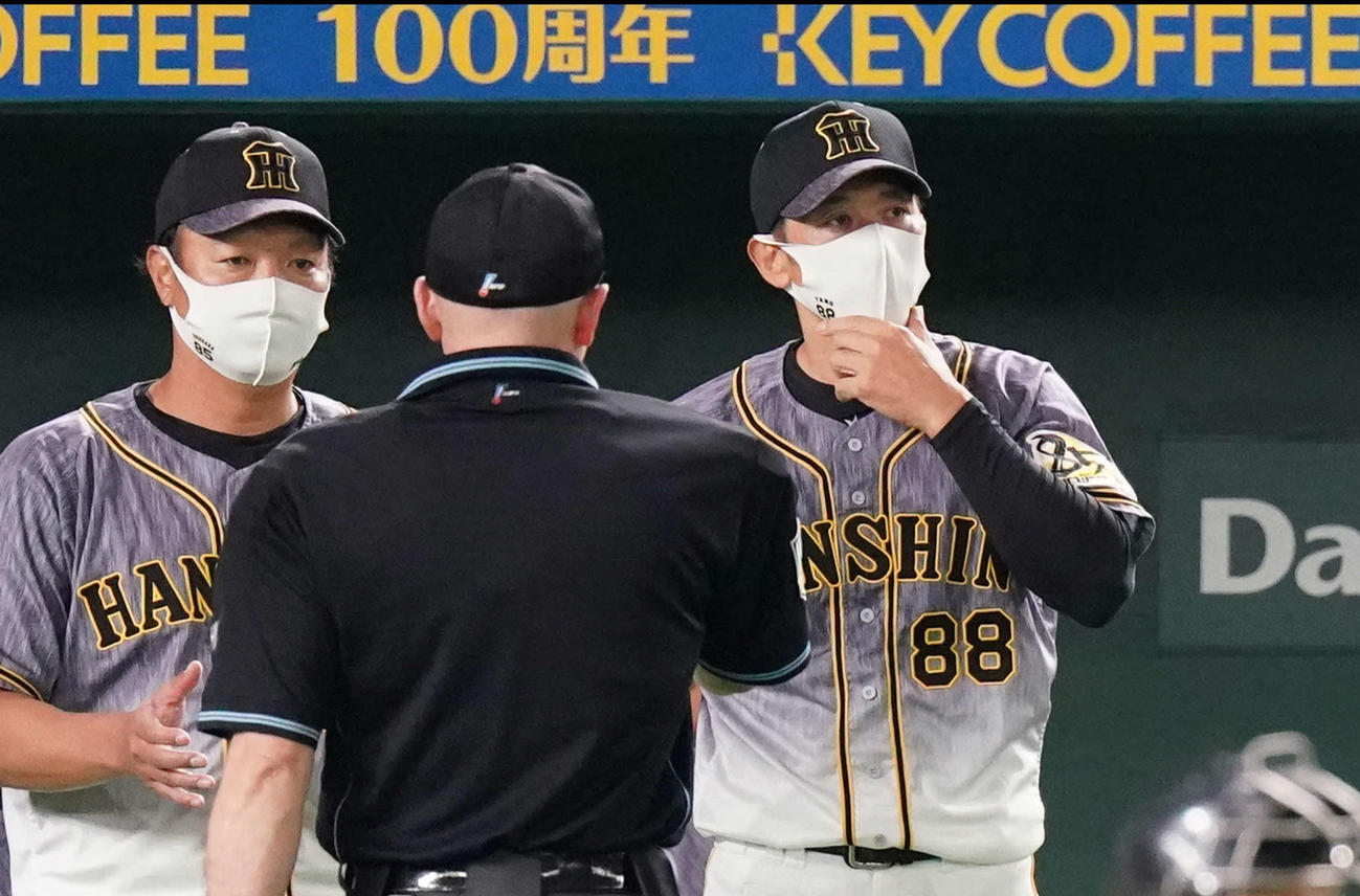 巨人対阪神　6回裏、阪神先発高橋の降板を告げる矢野監督（右）（撮影・江口和貴）