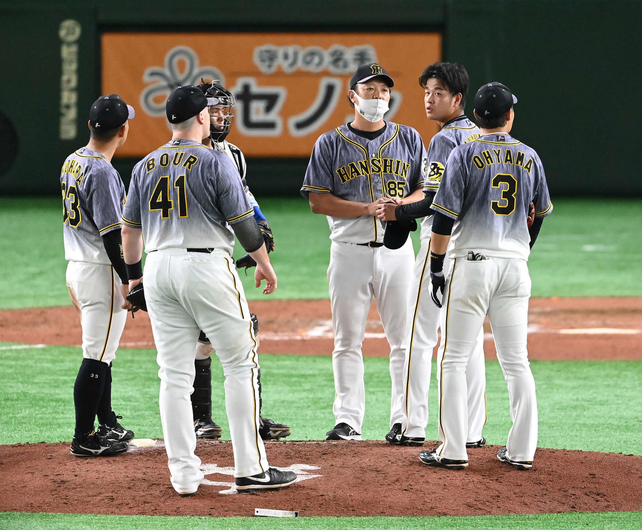 巨人対阪神　6回裏途中で降板する阪神高橋（右から2人目）（撮影・鈴木みどり）