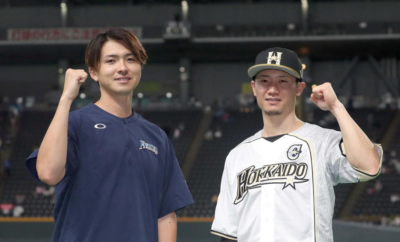 日本ハム対ソフトバンク　試合終了後、笑顔でガッツポーズをしながら記念撮影をする日本ハム上沢と西川（右）（撮影・佐藤翔太）