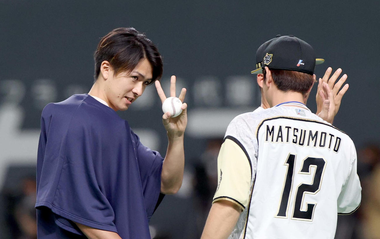 日本ハム対ソフトバンク　ウイニングボールを手にナインに出迎えられる日本ハム上沢（左）（撮影・佐藤翔太）