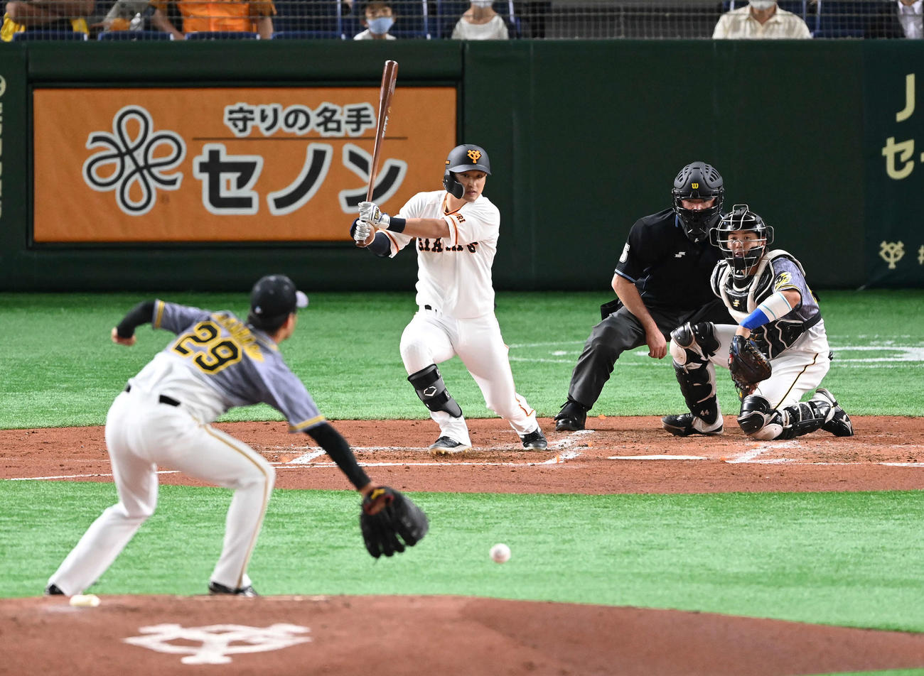 巨人対阪神　2回裏巨人2死一、三塁、中前適時打を放つ吉川尚。投手高橋（撮影・鈴木みどり）