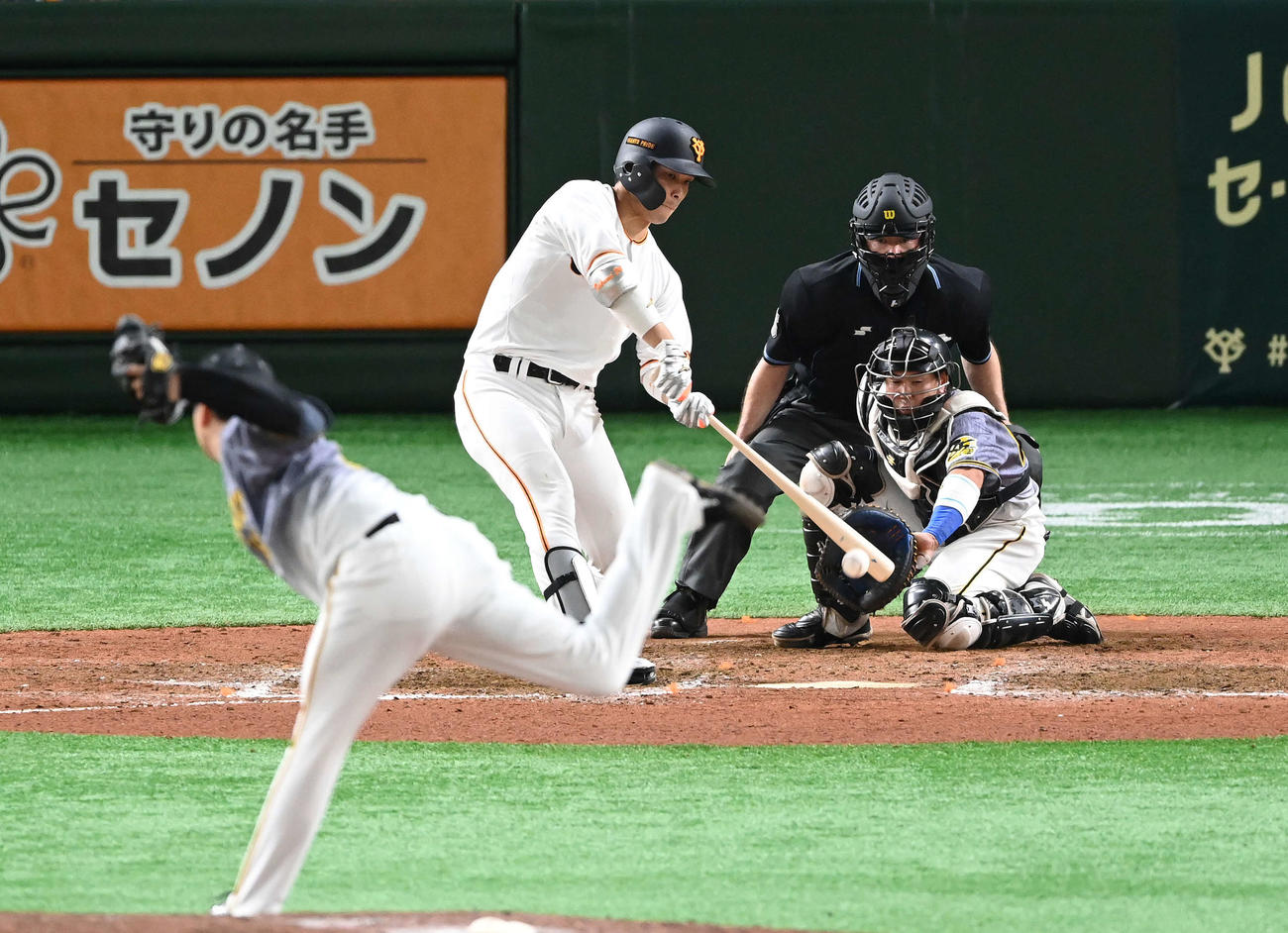 巨人対阪神　8回裏巨人2死一、二塁、中前適時打を放つ大城卓三。投手馬場（撮影・鈴木みどり）
