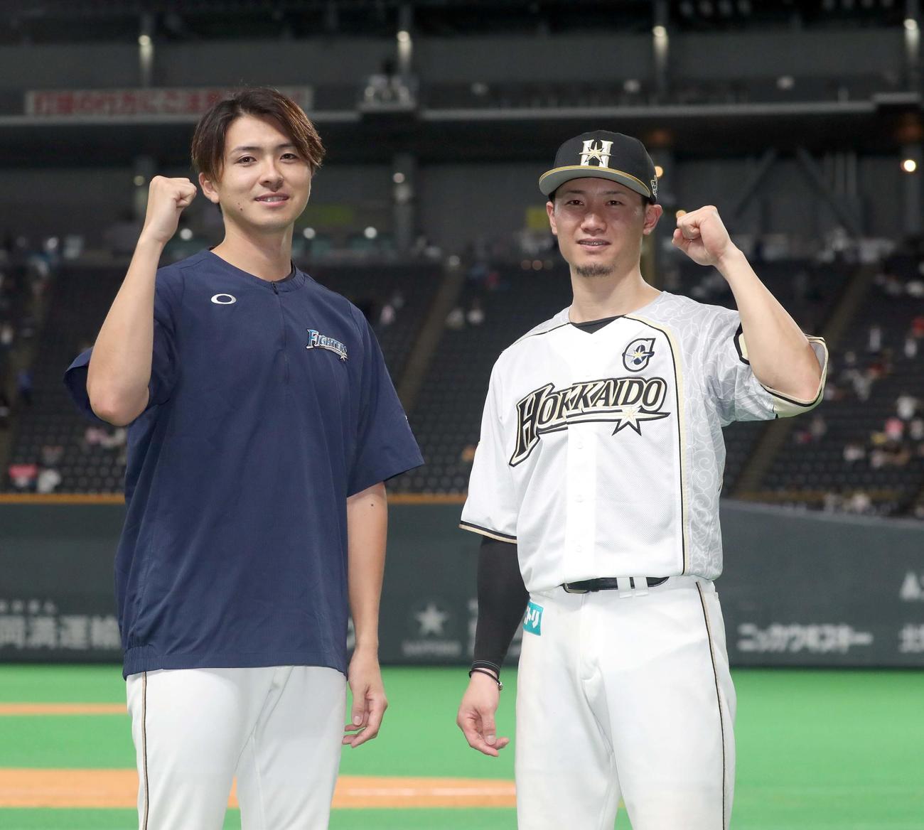 日本ハム対ソフトバンク　試合終了後、笑顔でガッツポーズをしながら記念撮影をする日本ハム上沢と西川（右）（撮影・佐藤翔太）