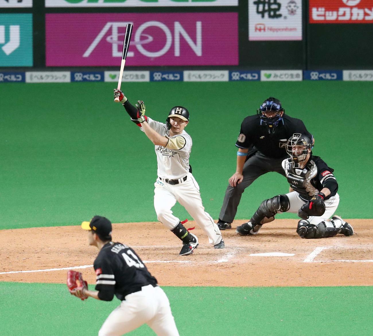 日本ハム対ソフトバンク　8回裏日本ハム2死満塁、右前適時打を放つ西川（撮影・黒川智章）