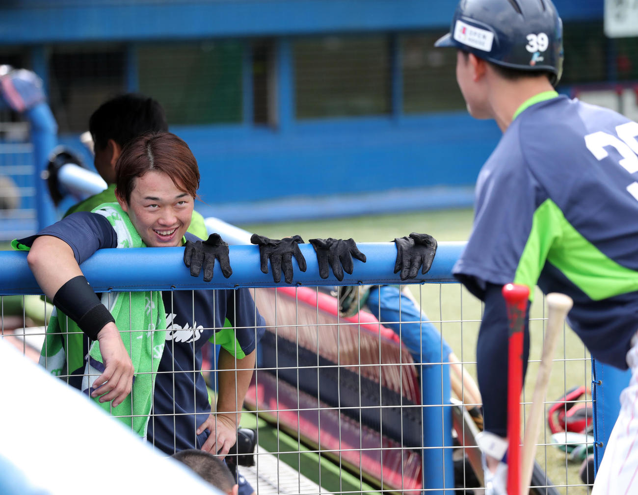 ヤクルト対DeNA　試合前、ナインと談笑するヤクルト浜田（撮影・垰建太）