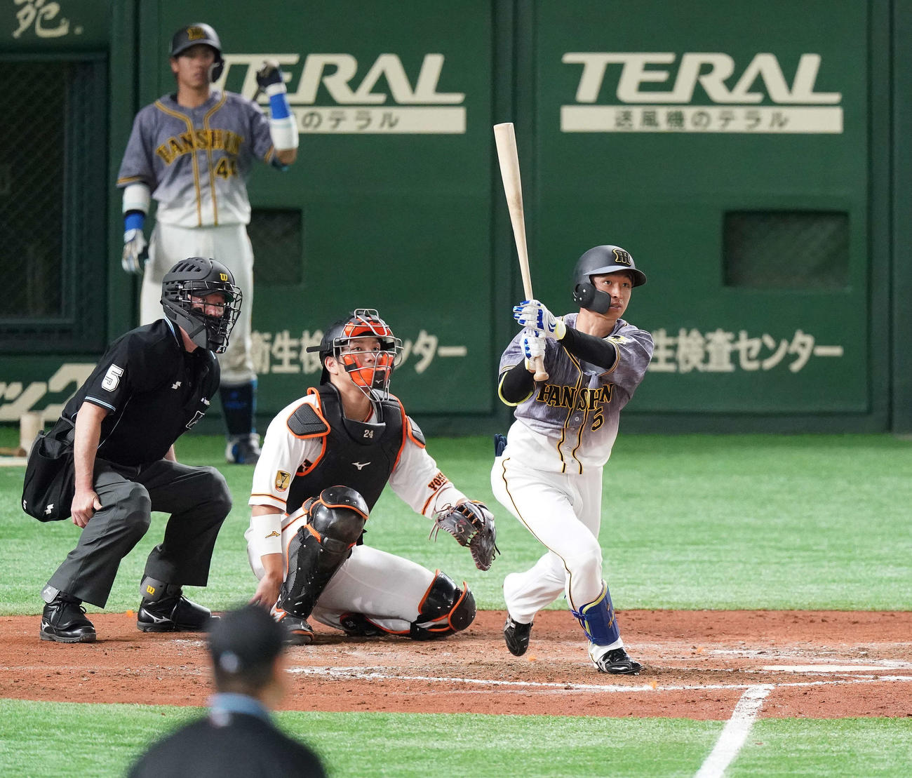 巨人対阪神　5回表阪神1死、右越えに2打席連続ソロ本塁打を放つ近本（撮影・江口和貴）