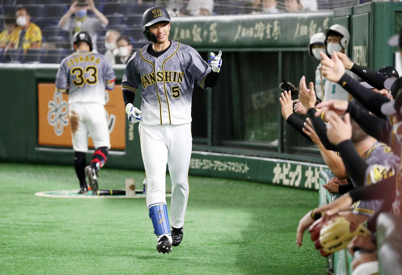 巨人対阪神　3回表阪神2死、近本は右越え勝ち越し本塁打を放ち笑顔でエアタッチ（撮影・加藤哉）