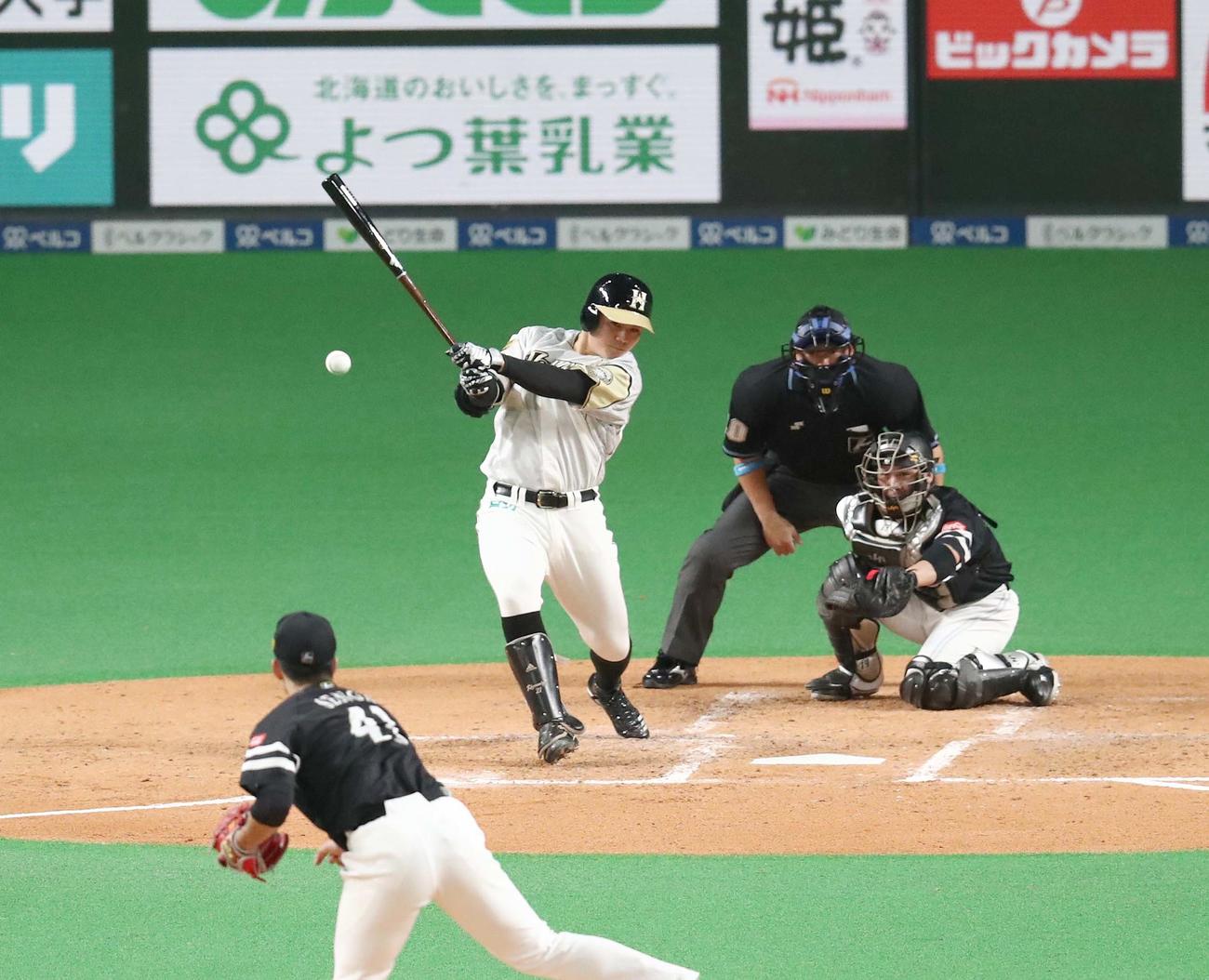 日本ハム対ソフトバンク　2回裏日本ハム1死一塁、中前打を放つ清宮（撮影・黒川智章）