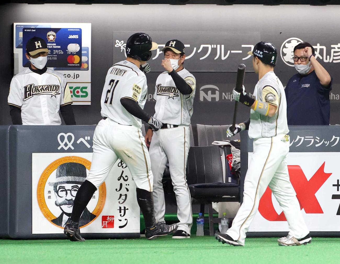 日本ハム対ソフトバンク　2回裏日本ハム1死満塁、西川の適時二塁打で生還した清宮を出迎える栗山監督（中央）（撮影・佐藤翔太）