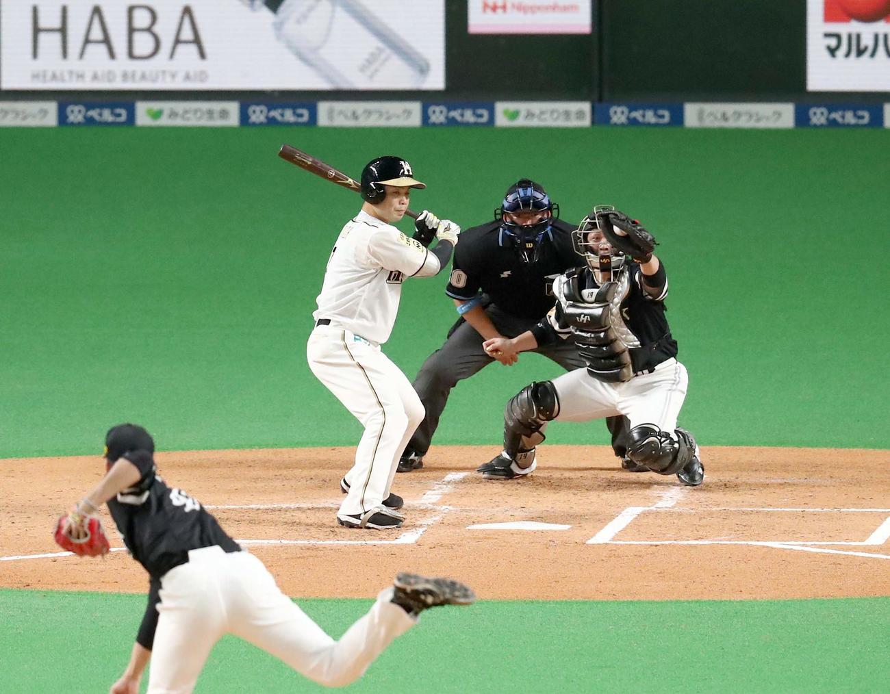 日本ハム対ソフトバンク　1回裏日本ハム1死一塁、四球を選ぶ近藤（撮影・黒川智章）