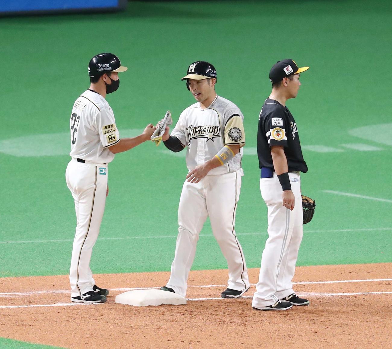 日本ハム対ソフトバンク　7回裏日本ハム2死、四球を選び出塁する近藤（撮影・黒川智章）