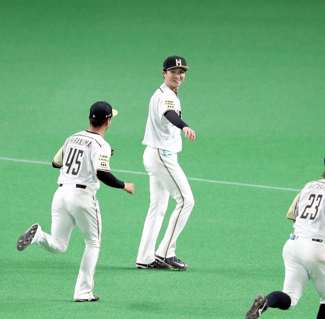 日本ハム対ソフトバンク　3回表、好守を見せた平沼（左）を笑顔で出迎える上沢（撮影・黒川智章）