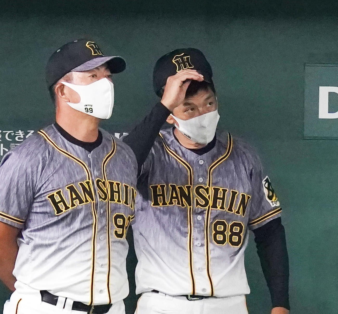 9回表、ベンチで厳しい表情の阪神矢野監督（右）（撮影・江口和貴）