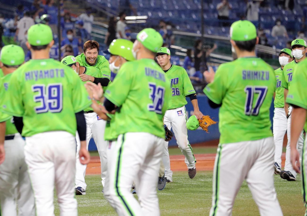ヤクルト対DeNA　9回表DeNA2死、山下の打球を好捕した上田（左から3人目）はおんぶされながらナインの出迎えを受ける（撮影・垰建太）