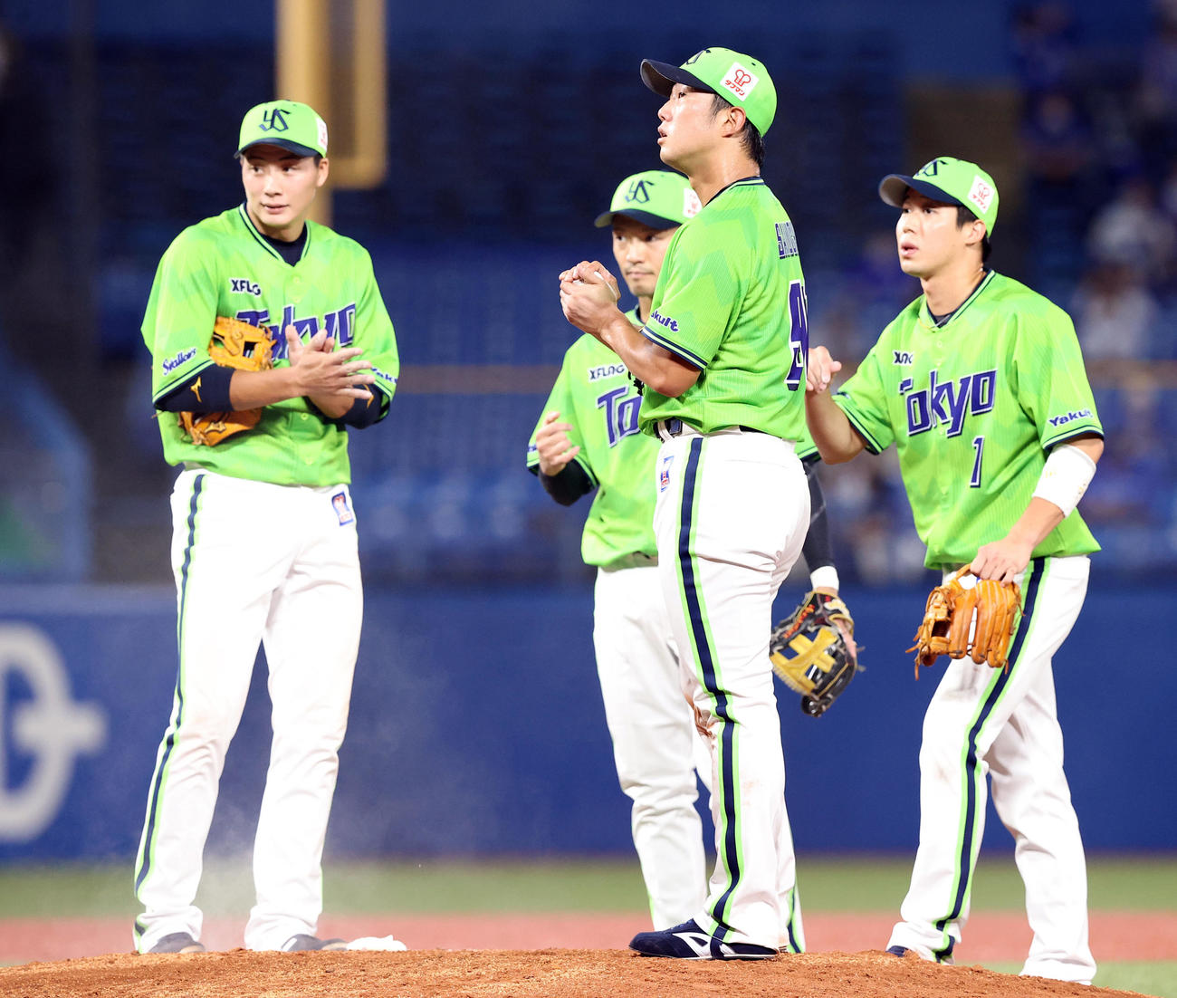 ヤクルト対DeNA　5回表DeNA1死二、三塁、ピンチの場面でナインとマウンドで話す歳内（中央）（撮影・垰建太）