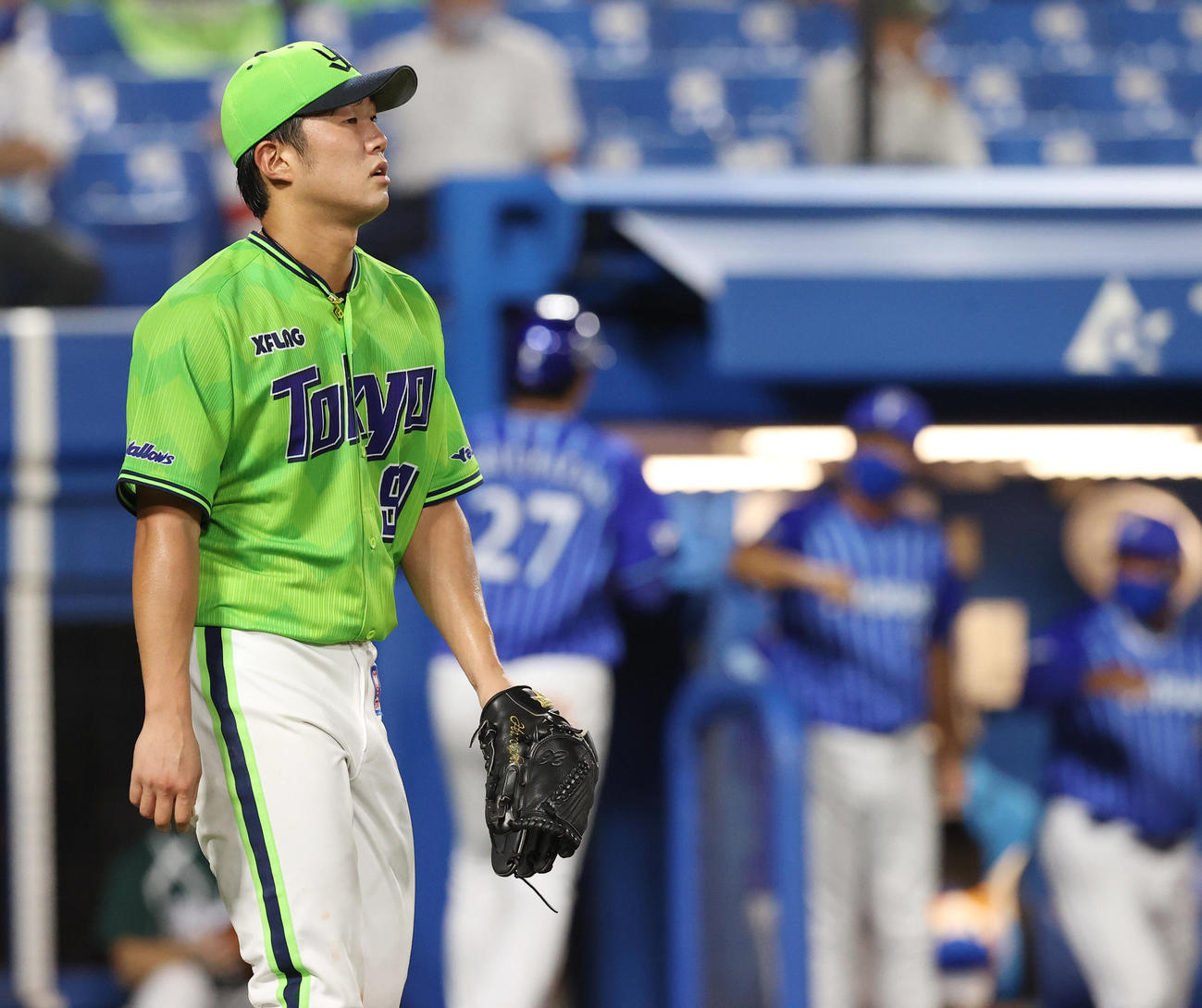 ヤクルト対DeNA　5回表DeNA1死二、三塁、梶谷の適時打で同点を許しさえない表情の歳内（撮影・垰建太）