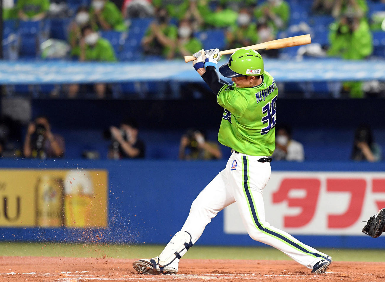 ヤクルト対DeNA　7回裏ヤクルト2死一、二塁、代打宮本は勝ち越しの適時内野安打を放つ（撮影・滝沢徹郎）