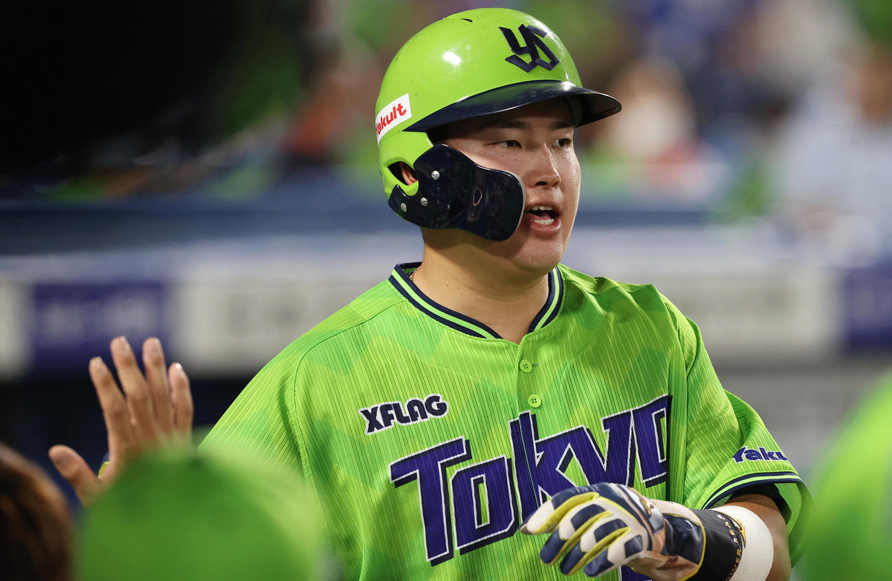 ヤクルト対DeNA　7回裏ヤクルト2死一、二塁、代打荒木の適時打で生還した村上はナインの出迎えを受ける（撮影・垰建太）