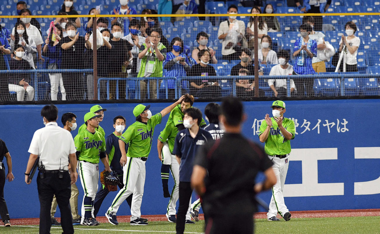 ヤクルト対ＤｅＮＡ　９回表ＤｅＮＡ２死、代打山下の打球を捕球し負傷した上田（右上）は高津監督から頭をなでられる（撮影・滝沢徹郎）