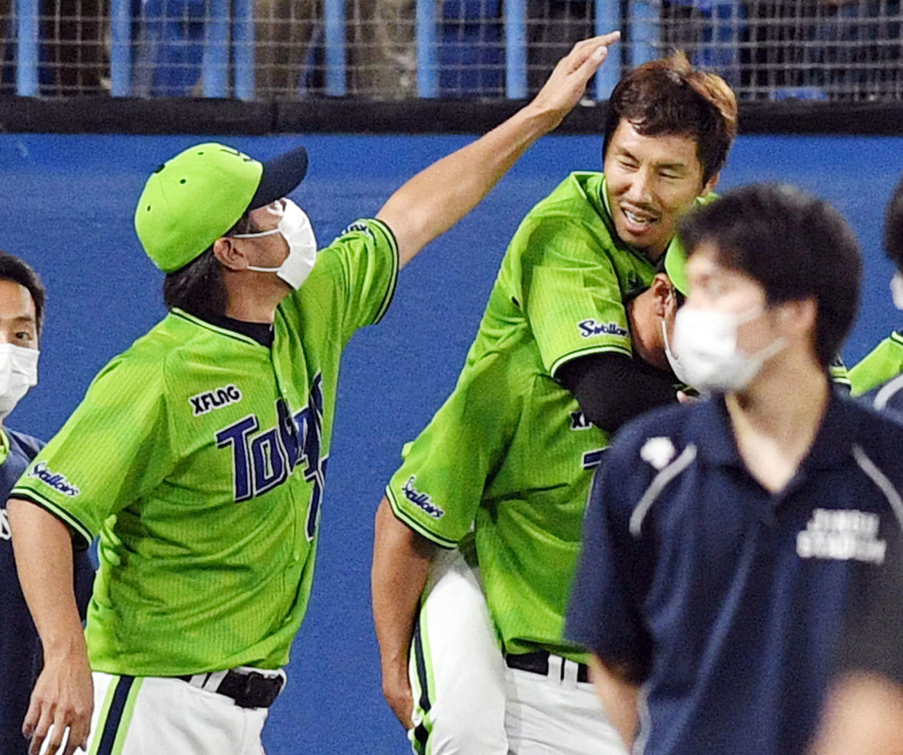 ヤクルト対DeNA　9回表DeNA2死、代打山下の打球を捕球し負傷した上田（右上）は高津監督から頭をなでられる（撮影・滝沢徹郎）