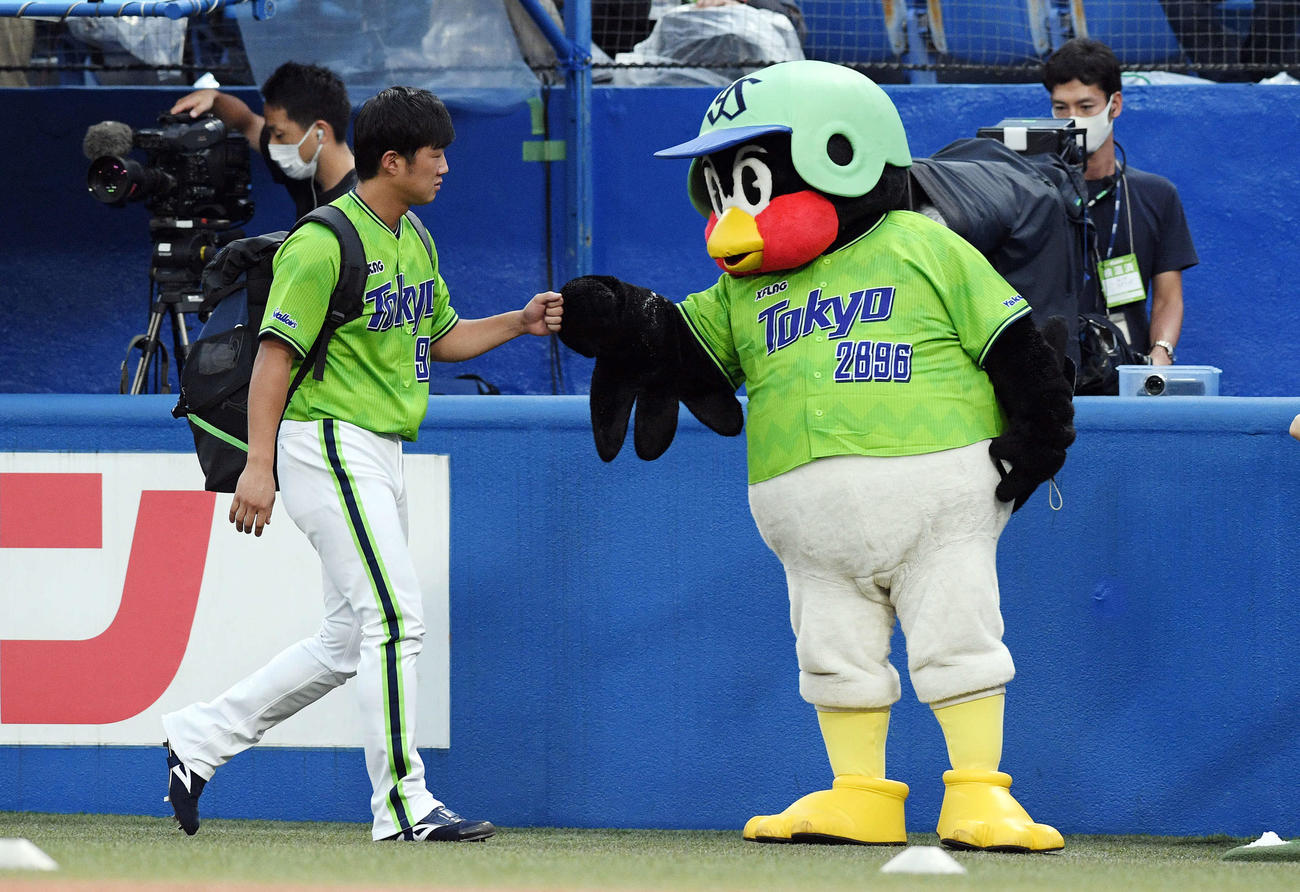 ヤクルト対DeNA　つば九郎とタッチを交わしベンチへ向かうヤクルト歳内（撮影・滝沢徹郎）