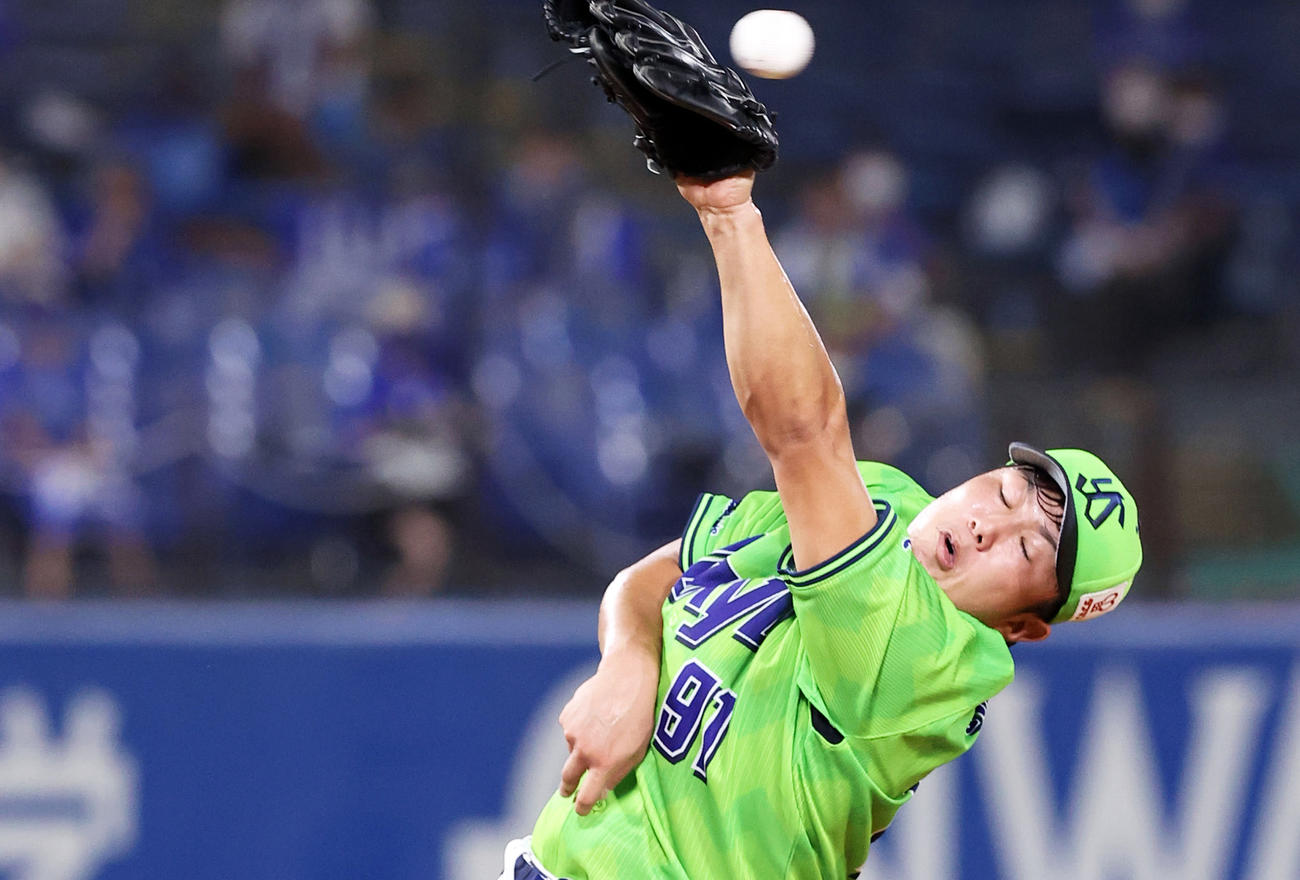 ヤクルト対DeNA　2回表DeNA1死二塁、柴田の鋭い打球に反応するヤクルト先発の歳内（撮影・垰建太）