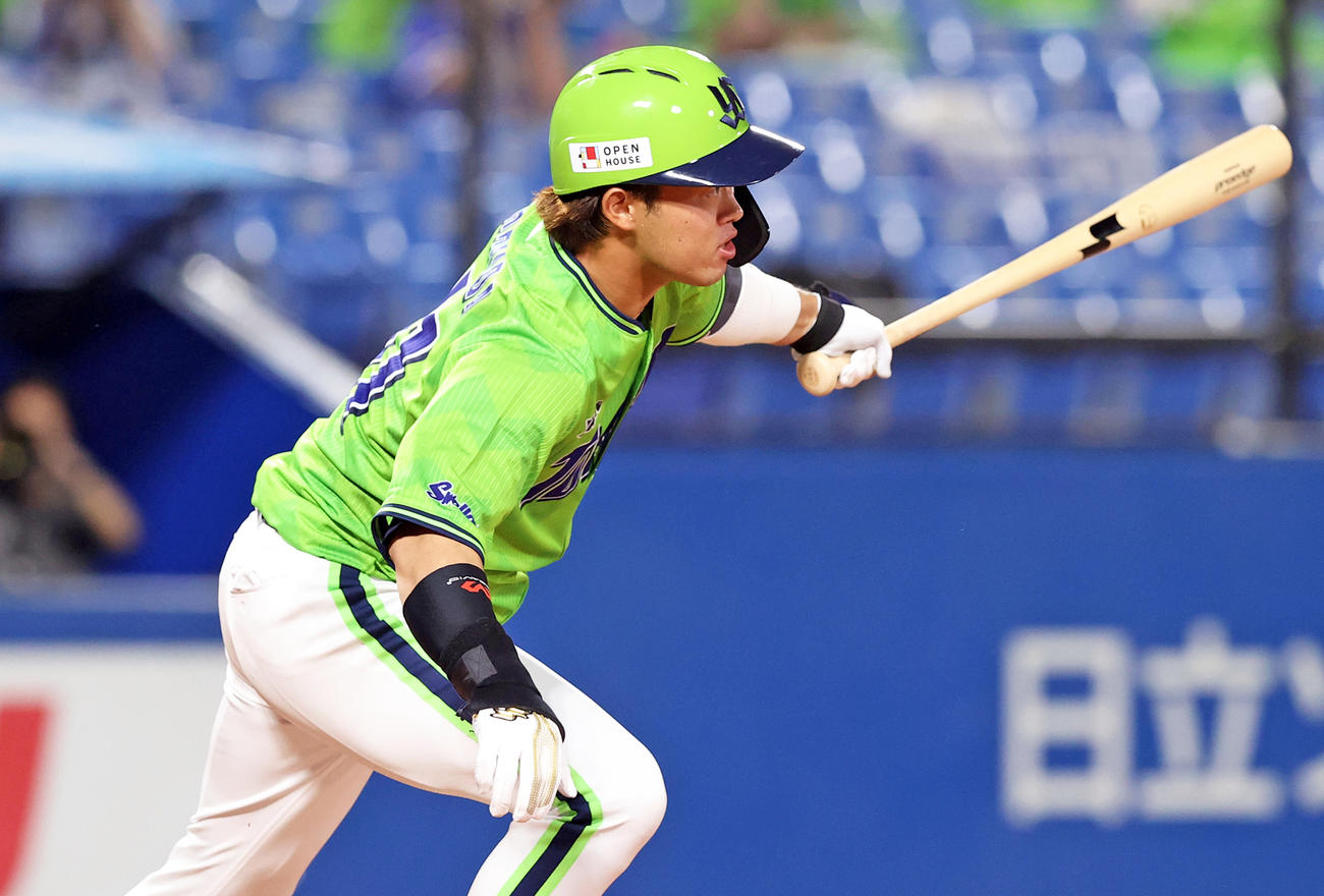 ヤクルト対DeNA　3回裏ヤクルト2死、中前打を放つ浜田（撮影・垰建太）