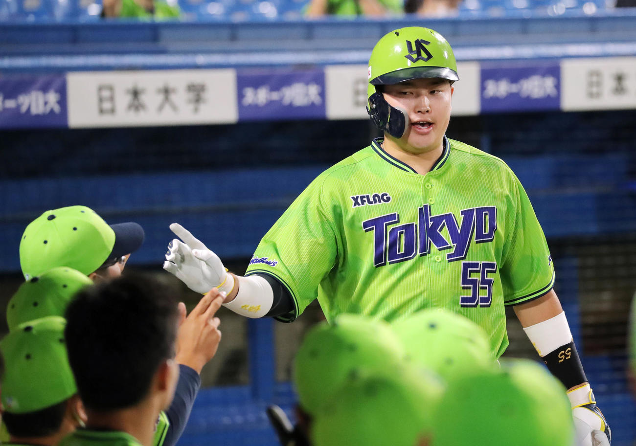 ヤクルト対DeNA　4回裏ヤクルト1死、先制の左越えソロ本塁打を放ちナインの出迎えを受ける村上（撮影・垰建太）