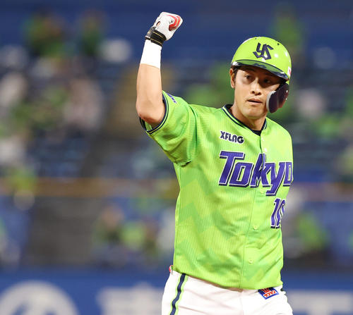 ヤクルト対DeNA　7回裏ヤクルト2死一、二塁、同点の適時打を放ちベンチに向かってガッツポーズする代打荒木（撮影・垰建太）
