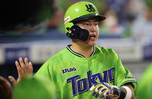 ヤクルト対DeNA　7回裏ヤクルト2死一、二塁、代打荒木の適時打で生還した村上はナインの出迎えを受ける（撮影・垰建太）
