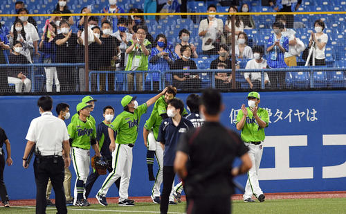 ヤクルト対ＤｅＮＡ　９回表ＤｅＮＡ２死、代打山下の打球を捕球し負傷した上田（右上）は高津監督から頭をなでられる（撮影・滝沢徹郎）