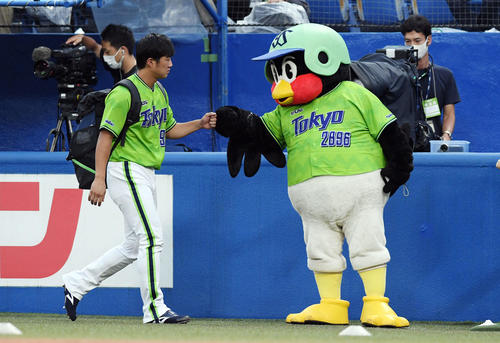ヤクルト対DeNA　つば九郎とタッチを交わしベンチへ向かうヤクルト歳内（撮影・滝沢徹郎）