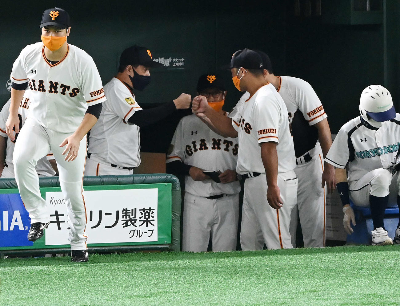 巨人対阪神　9連勝し、グータッチする巨人阿部ヘッドコーチ代行（中央右）と原監督（同左）（撮影・鈴木みどり）