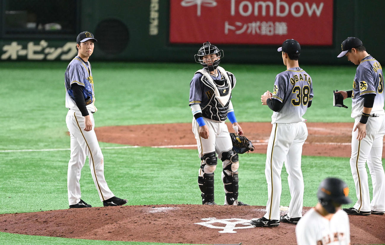 巨人対阪神　5回裏途中で降板する阪神青柳（左）（撮影・鈴木みどり）