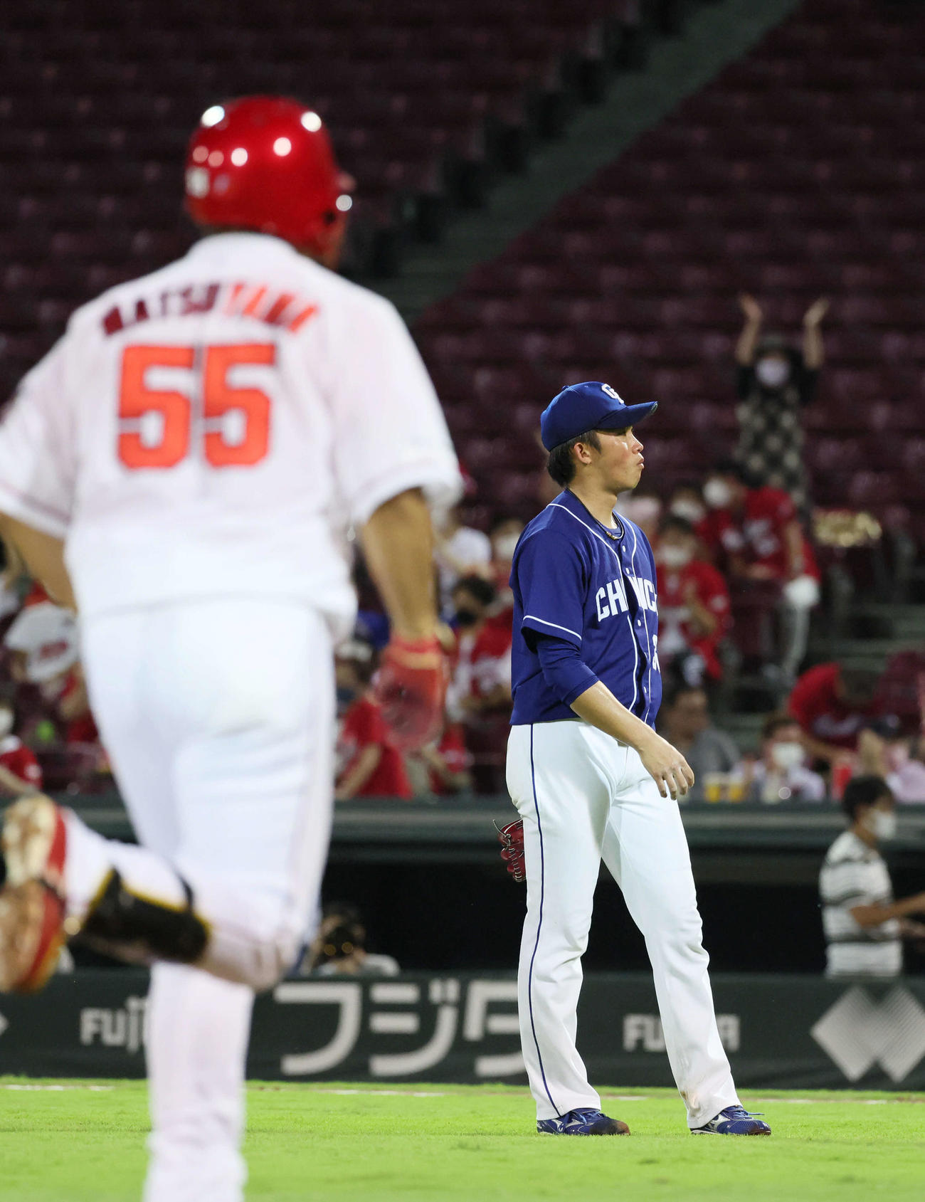 広島対中日　4回裏広島無死一塁、松山に右越え本塁打を打たれた岡野（撮影・加藤孝規）