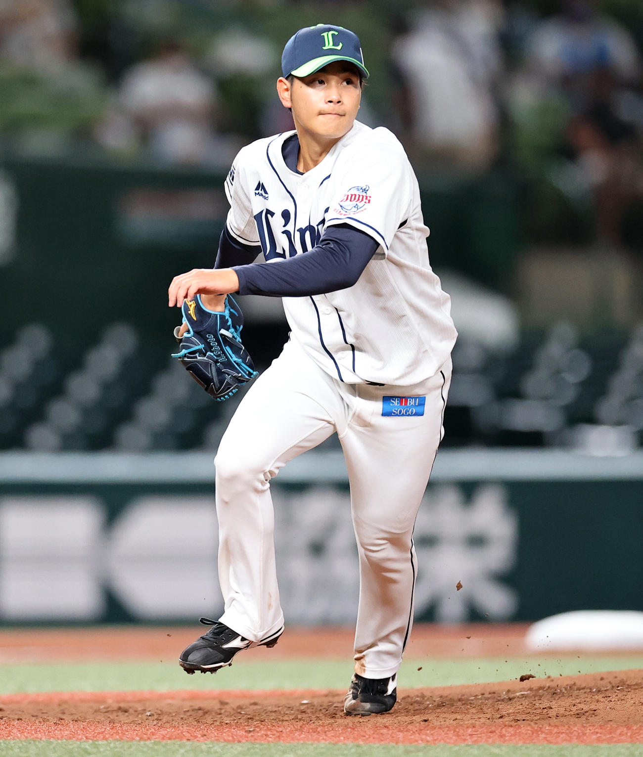 西武対ロッテ　3回表ロッテ1死、藤岡の二塁ゴロで一塁にダッシュする浜屋（撮影・浅見桂子）