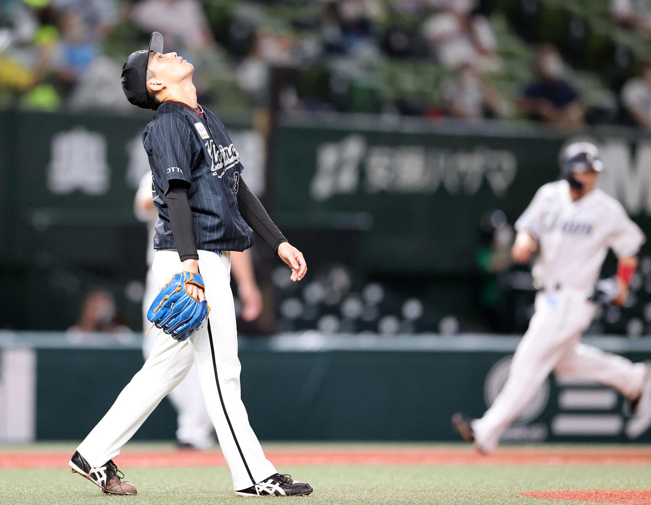 西武対ロッテ　4回裏西武2死一、二塁、高木を右飛に仕留めてほっとした表情で天を仰ぐ小島（撮影・浅見桂子）