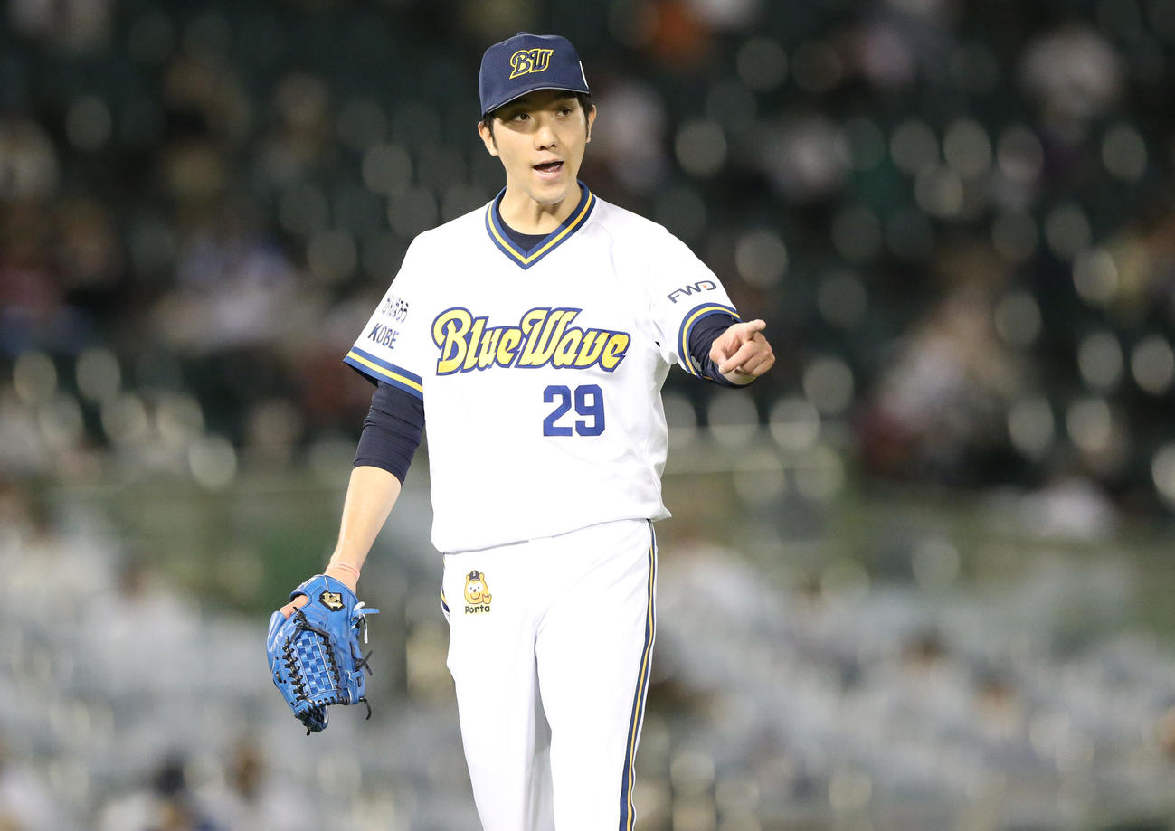 オリックス対楽天　2回表楽天2死一塁、田嶋は岩見を三ゴロに仕留め指さす（撮影・上山淳一）