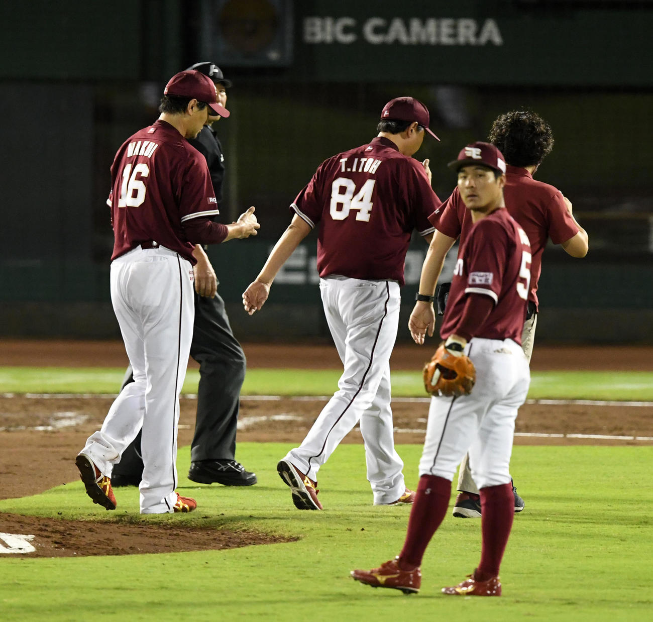 オリックス対楽天　7回裏オリックス無死、アクシデントで治療のためベンチに戻る涌井（左）（撮影・前岡正明）