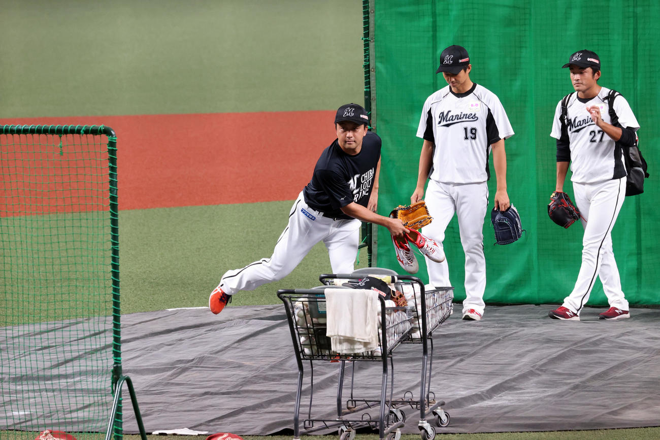 9月15日西武対ロッテ　試合前、マウンドを確認するロッテ沢村（撮影・浅見桂子）
