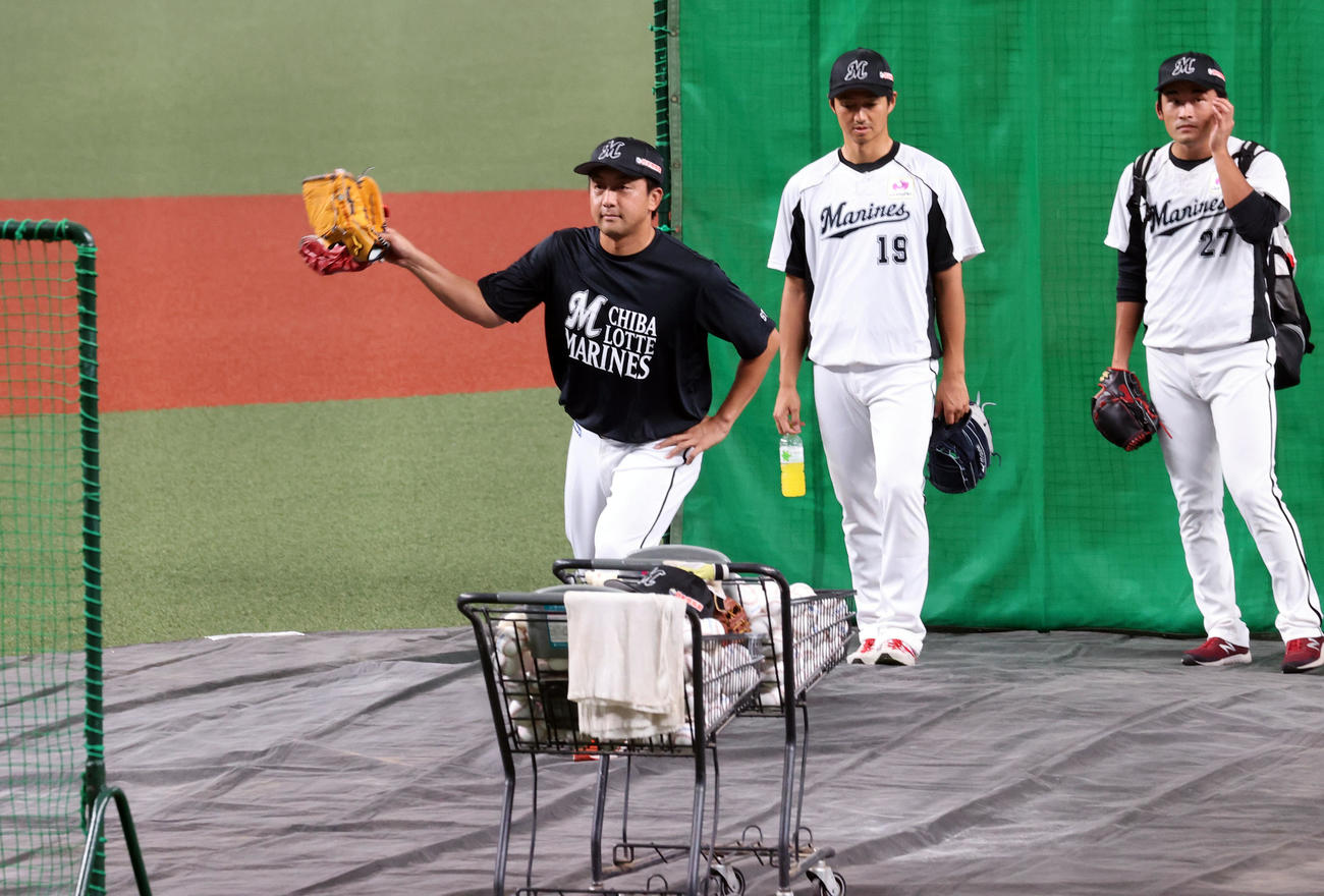 9月15日西武対ロッテ　試合前、マウンドを確認するロッテ沢村（撮影・浅見桂子）