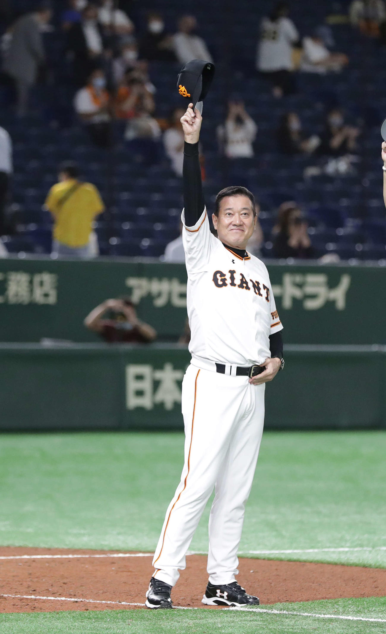 巨人対阪神　阪神を下しM38を点灯させた巨人原監督は笑顔で観客席に帽子を振る（撮影・河野匠）