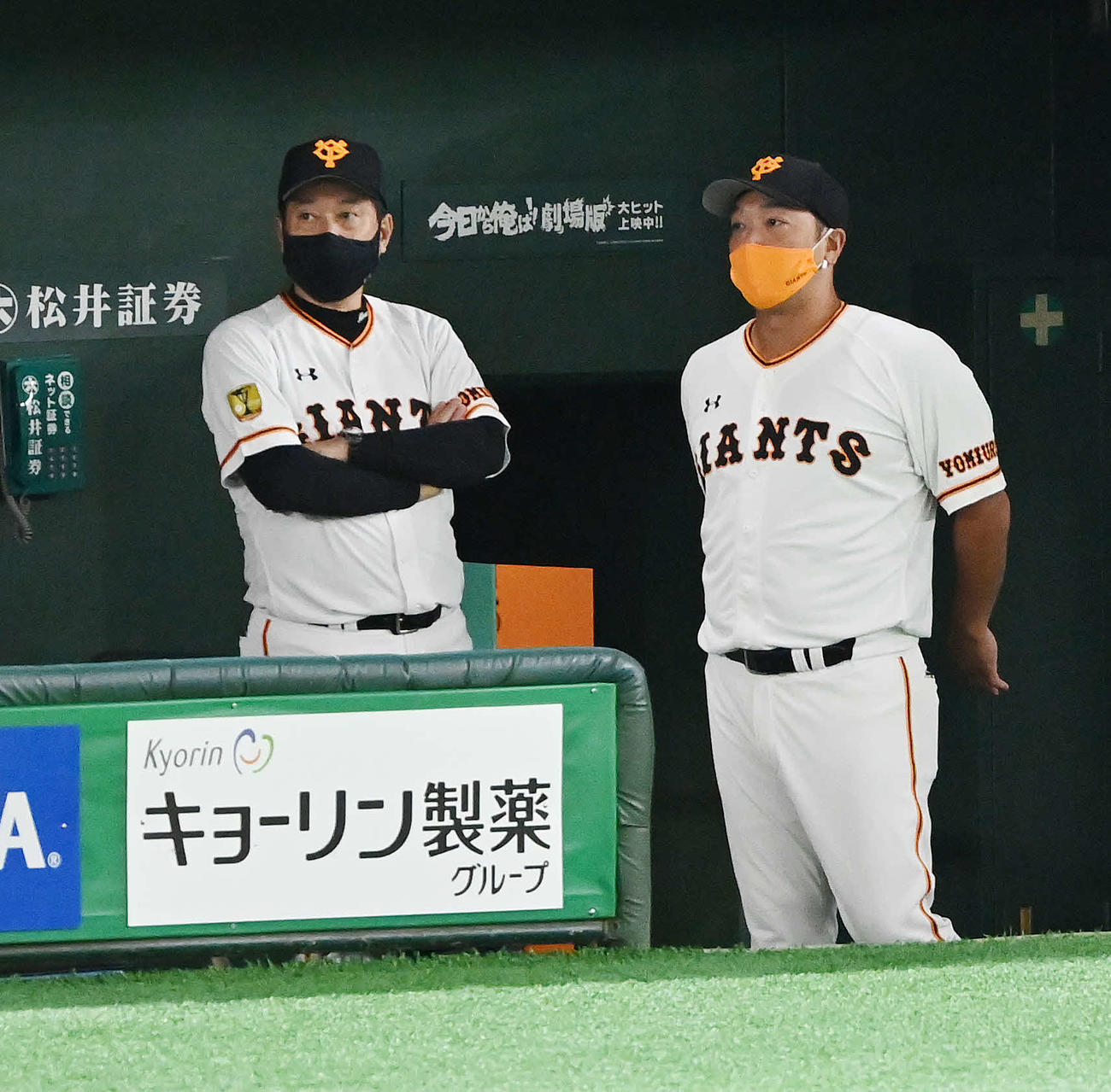 巨人対阪神　試合開始前、原監督（左）と話す巨人阿部ヘッドコーチ代行（撮影・鈴木みどり）
