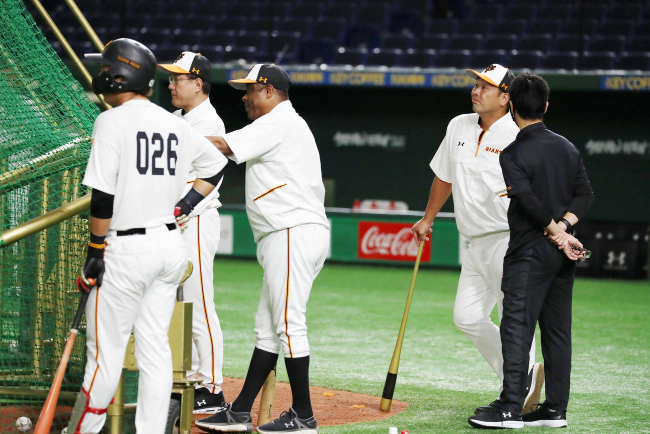 巨人対阪神　元木コーチの代わりにヘッドコーチ代行として東京ドームへ来た阿部2軍監督、左は原監督（撮影・加藤哉）