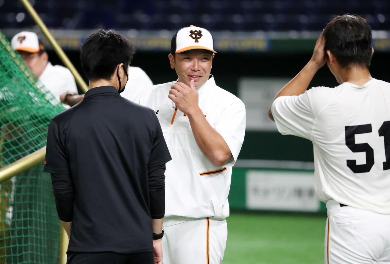 巨人対阪神　元木コーチの代わりにヘッドコーチ代行として東京ドームへ来た阿部2軍監督（撮影・加藤哉）
